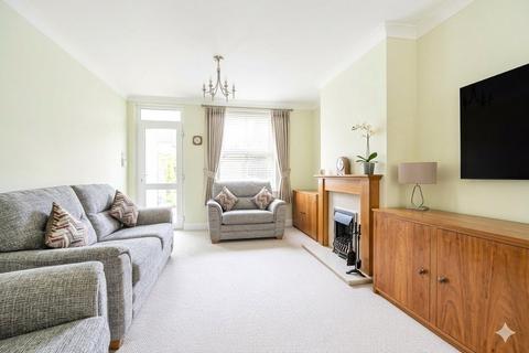 2 bedroom semi-detached house to rent, Richmond Road, Romford RM1