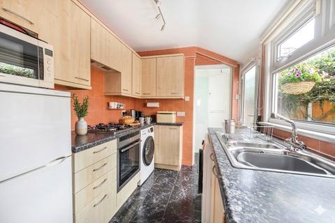2 bedroom semi-detached house to rent, Richmond Road, Romford RM1