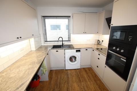 2 bedroom flat for sale, Landseer Court, Carnarvon Road, Clacton on Sea, CO15
