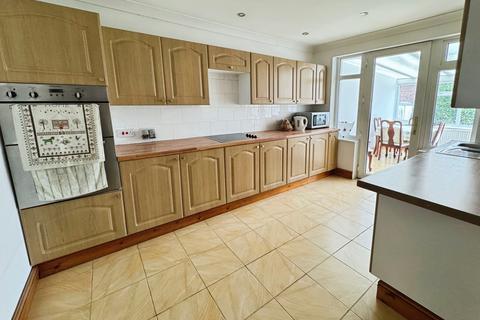 2 bedroom bungalow for sale, Burrs Road, Clacton-on-Sea, Essex