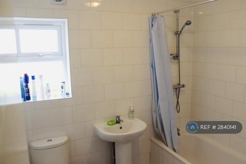 1 bedroom in a house share to rent, Rosemary Avenue, Hounslow West, TW4