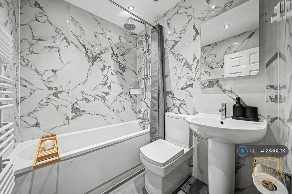 Master Bathroom w Tub