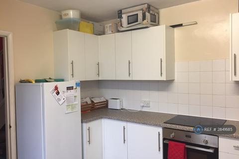 4 bedroom maisonette to rent, Stroud Crescent, London, SW15