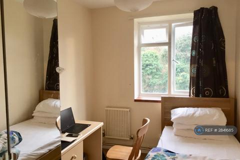 4 bedroom maisonette to rent, Stroud Crescent, London, SW15