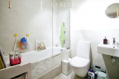 2 bedroom flat to rent, Princes Road, Redhill, RH1