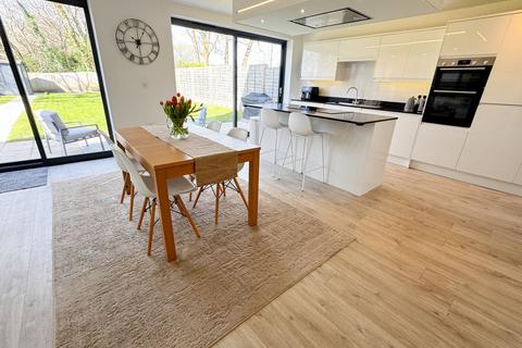3 bedroom detached house for sale, Violet Close, Broadstone, BH18