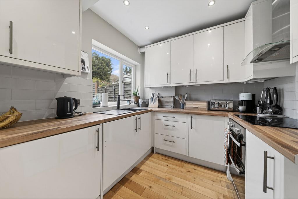 1433826-9-69c3b03...