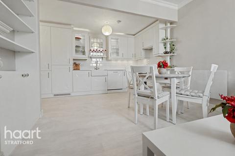 3 bedroom apartment to rent, Romford Road, London