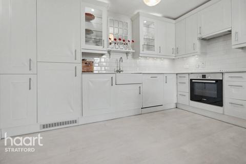 3 bedroom apartment to rent, Romford Road, London