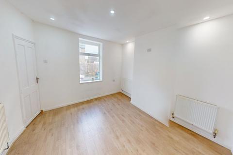 3 bedroom end of terrace house to rent, Hill Top Lane, Bradford BD15