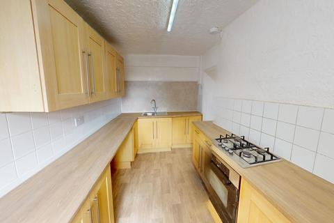 3 bedroom end of terrace house to rent, Hill Top Lane, Bradford BD15