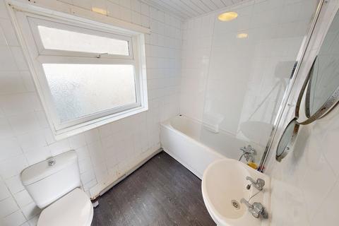3 bedroom end of terrace house to rent, Hill Top Lane, Bradford BD15