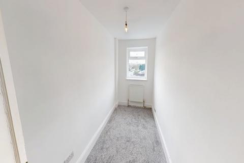 3 bedroom end of terrace house to rent, Hill Top Lane, Bradford BD15