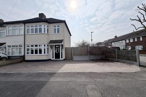 3 bedroom end of terrace house for sale, Fourth Avenue, Romford