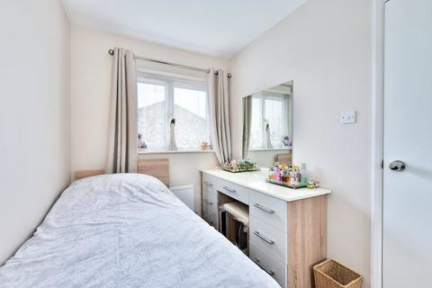 2 bedroom end of terrace house to rent, The Drive, Langley SL3