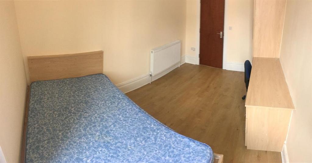 Tidy double bedroom with desk and ample storage...