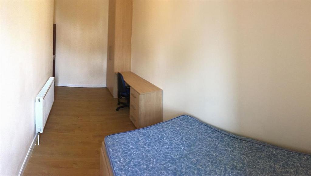 Tidy bedroom with desk and ample floor space...