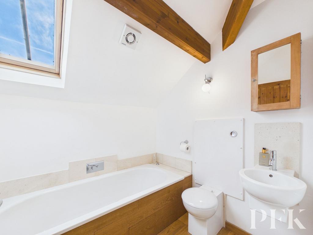Bathroom (second floor)