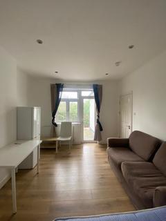 1 bedroom semi-detached house to rent, Boston Road, London W7