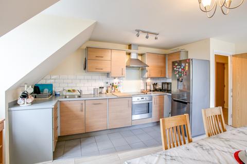2 bedroom flat to rent, Royal Lane, Uxbridge UB8
