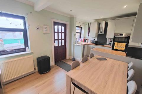 3 bedroom end of terrace house for sale, Brighouse Road, Hipperholme HX3