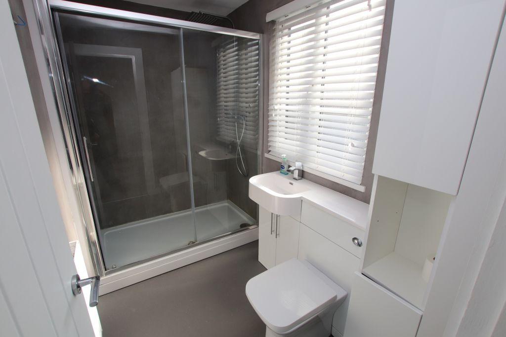 Ensuite to Bed 1