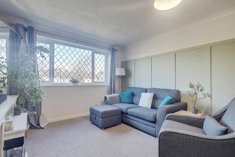 1 bedroom apartment for sale, Queen Annes Drive, Westcliff-on-sea, SS0