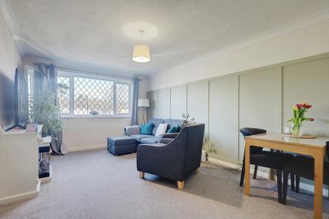 1 bedroom apartment for sale, Queen Annes Drive, Westcliff-on-sea, SS0