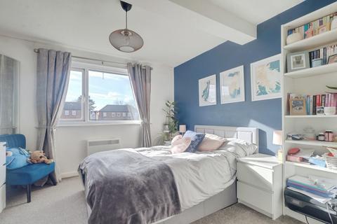 1 bedroom apartment for sale, Queen Annes Drive, Westcliff-on-sea, SS0