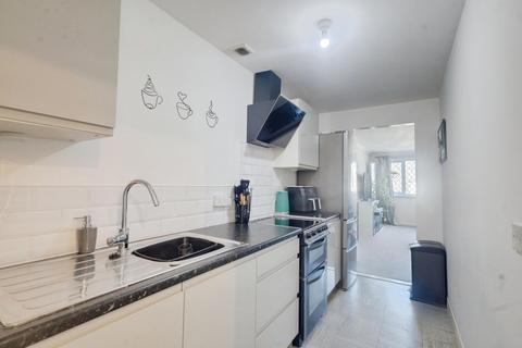 1 bedroom apartment for sale, Queen Annes Drive, Westcliff-on-sea, SS0