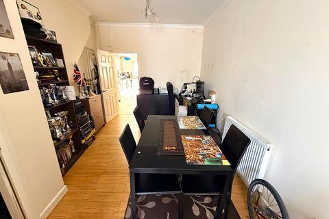 3 bedroom semi-detached house to rent, Pitchford Street, London E15