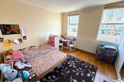 3 bedroom semi-detached house to rent, Pitchford Street, London E15