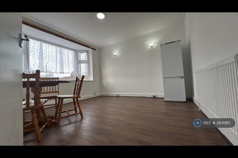 3 bedroom maisonette to rent, Eastern Avenue, Ilford, IG2
