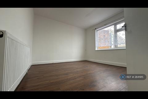 3 bedroom maisonette to rent, Eastern Avenue, Ilford, IG2
