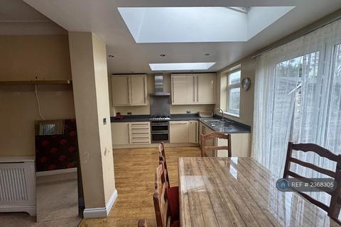 4 bedroom semi-detached house to rent, Winchmore Hill Road, London, N21