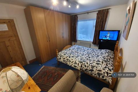 1 bedroom in a house share to rent, Fairfield Crescent, Edgware, HA8