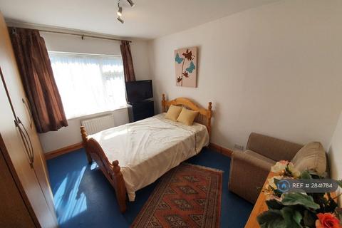 1 bedroom in a house share to rent, Fairfield Crescent, Edgware, HA8