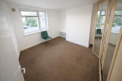 2 bedroom apartment to rent, Crescent Parade, Uxbridge, London, UB10
