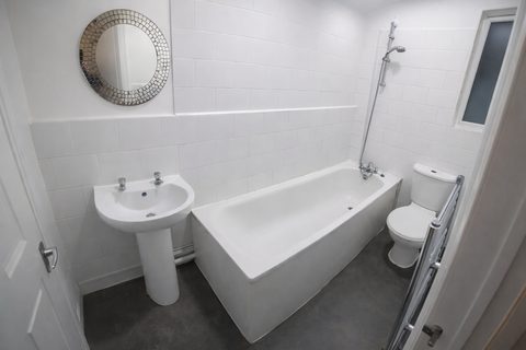 2 bedroom apartment to rent, Crescent Parade, Uxbridge, London, UB10