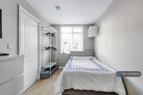 1 bedroom in a house share to rent, Fore Street, Pinner, HA5
