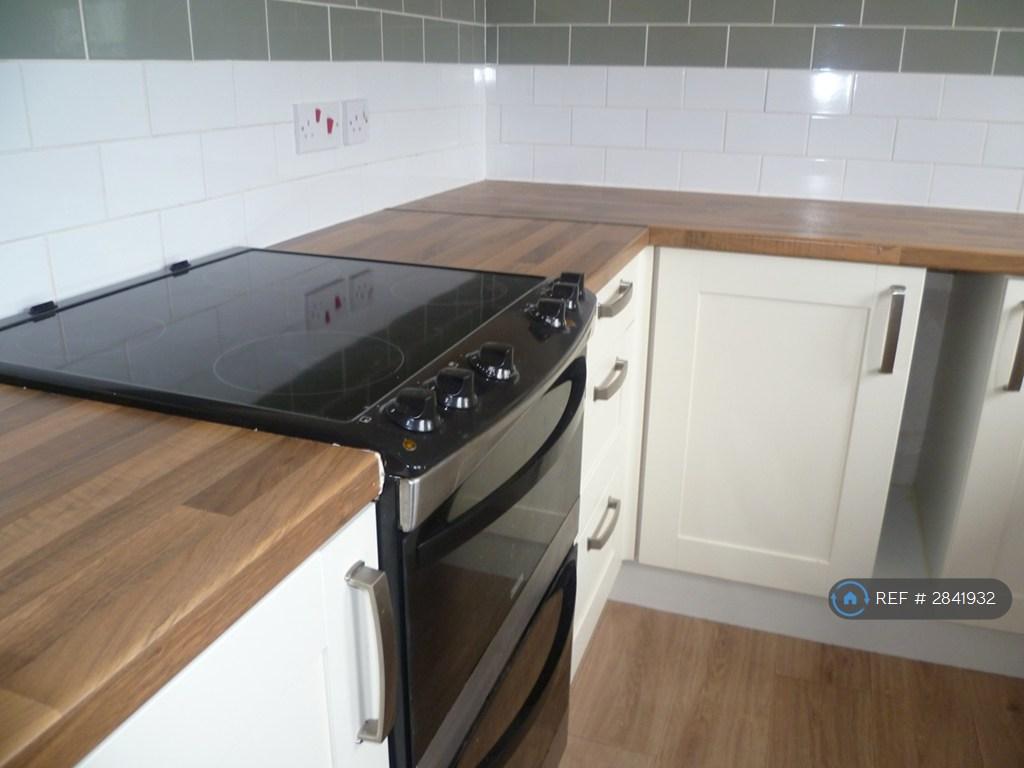 Kitchen Showing Duo Electric And Gas Cooker