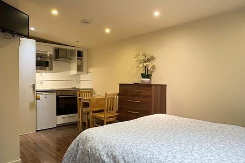 Studio to rent, Cranhurst Road