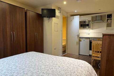 Studio to rent, Cranhurst Road