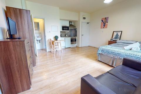 Studio to rent, Brondesbury Park