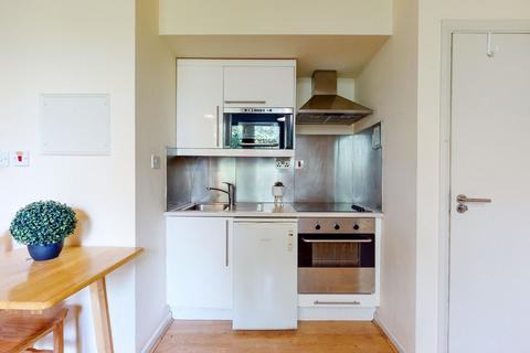 Studio to rent, Brondesbury Park