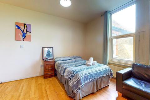 Studio to rent, Brondesbury Park