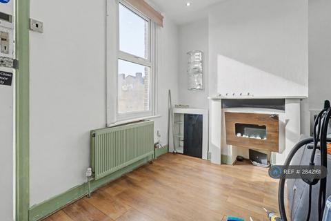 3 bedroom terraced house to rent, Constitution Road, Med, ME5