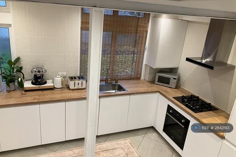 2 bedroom maisonette to rent, Cedars Road, London, SW4