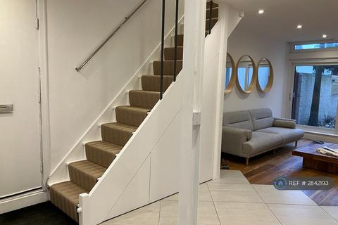 2 bedroom maisonette to rent, Cedars Road, London, SW4