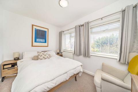 undefined, Uxbridge Road, Hampton TW12